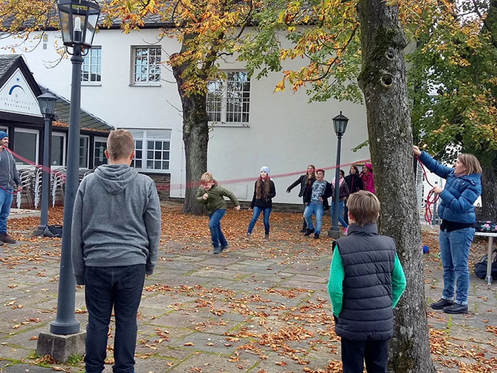 Zwei Jugendliche halten das Seil gespannt.